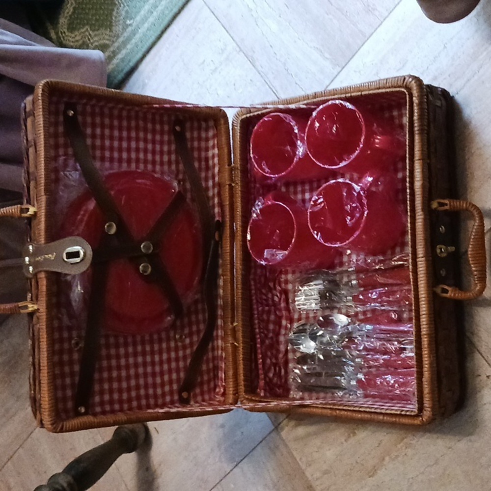 Vintage BEAU RIVAGE  Wicker Picnic Basket Place Setting for 4  New* ⛱️